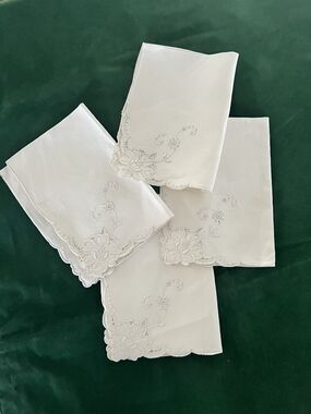 4 Hand Embroidered Pure Linen Floral Napkins Scalloped Edges Set Vintage NWT